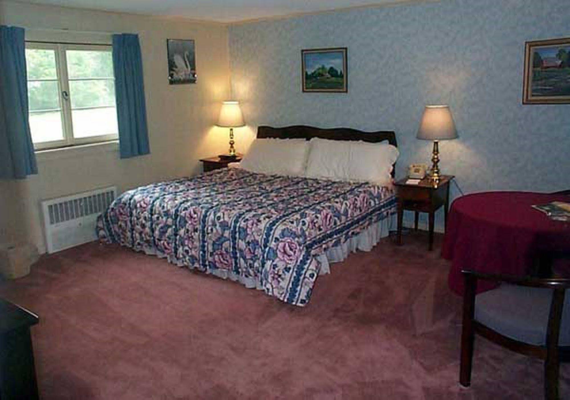 The Chalet Motel Manchester Room photo